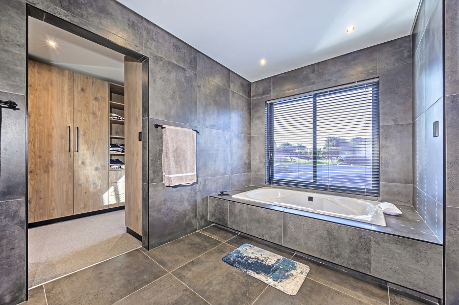 5 Bedroom Property for Sale in Elim Western Cape